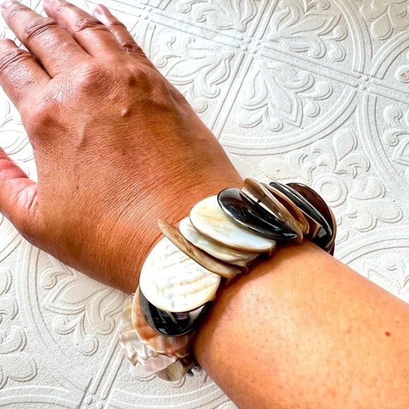 Bracelet Natural Shell And Hematite Stretch OS Mother Of Ocean Pearl 1918 R - Picture 2 of 10